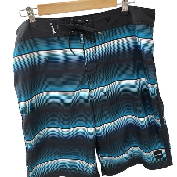 Hurley Size 36 100% Recycled Polyester Men’s blue white and black Board Shorts - Picture 2 of 6